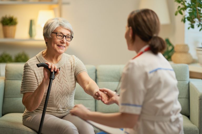 Ärztin und Patient sitzen auf einem Sofa